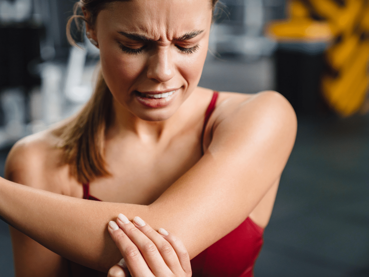 A woman experiencing shoulder pain.